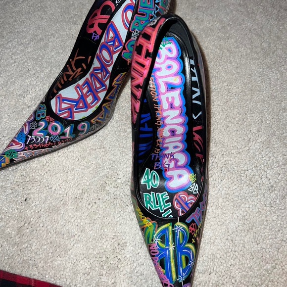 selling my Balenciaga pumps! Open to offers. Size 6. Really good condition - Picture 1 of 3